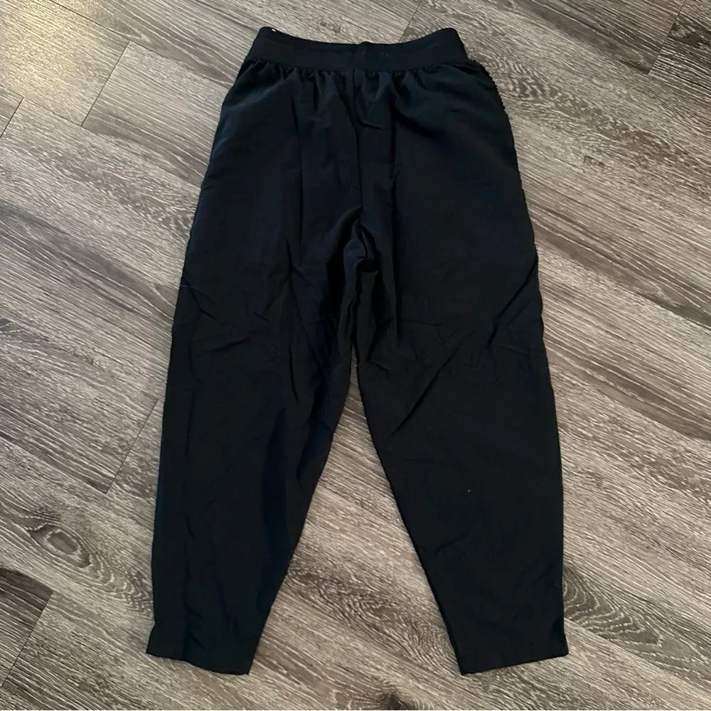 Nike womens Sportswear Essential Woven High-Waisted Curve Pants